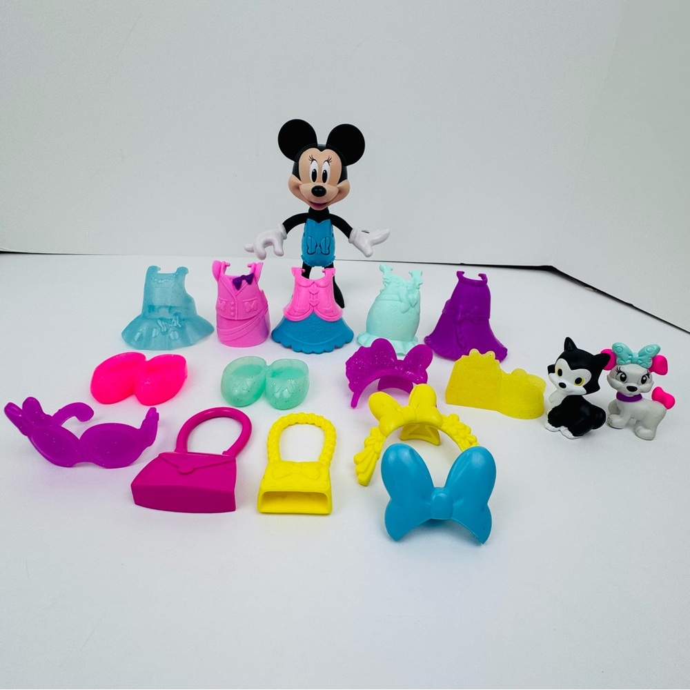 Minnie Mouse Bowtique Snap and Style Doll. Includes 1 doll and 16 accessories.